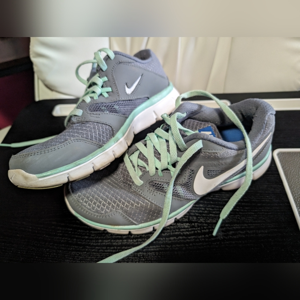 Women's Nike 6.5 Grey Teal White Used Tennis Shoes